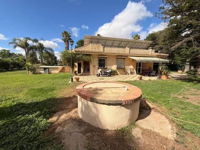 Chalet en venta en Sanlúcar La Mayor, Andalucía