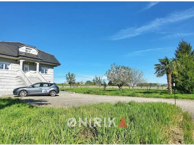 Chalet en venta en Sarria