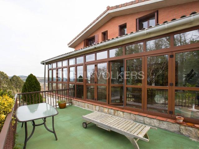 Villa en venta en Sondika, Landa