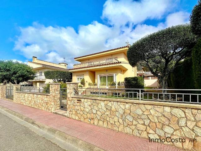 Villa en venta en Torroella De Montgrí
