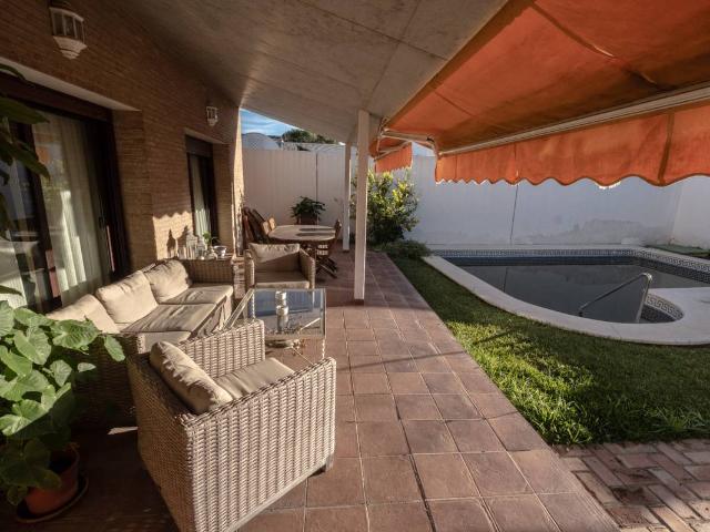 Chalet en venta en Umbrete, Andalucía