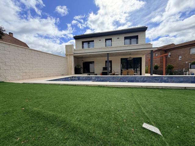 Chalet en venta en Valdemorillo, Madrid
