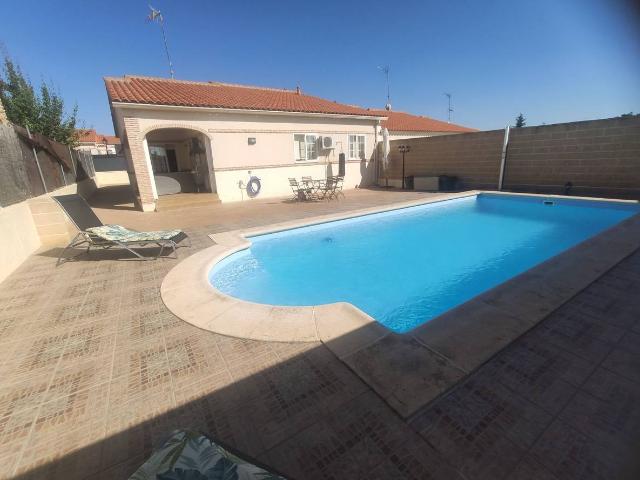 Villa en venta en Villaluenga De La Sagra