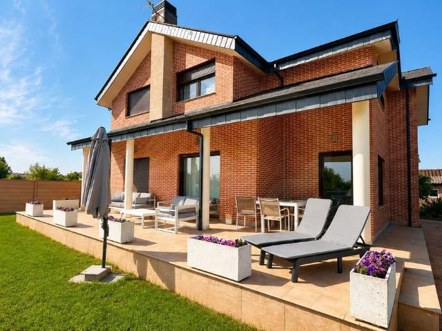 Chalet en venta en Navatejera, Villaquilambre