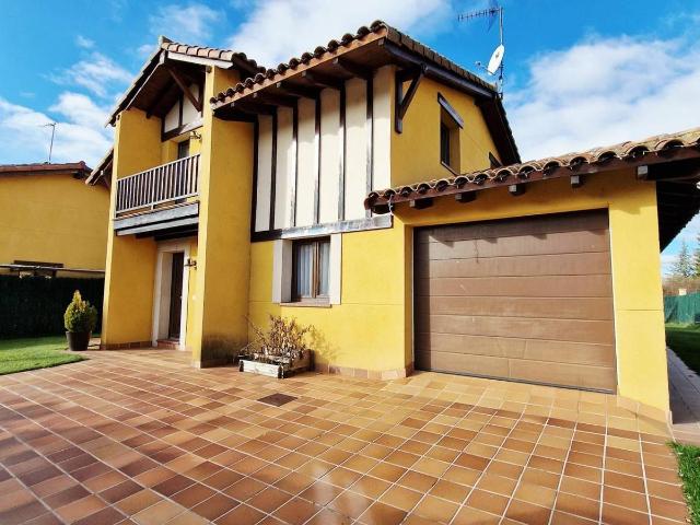 Chalet en venta en Navatejera, Villaquilambre