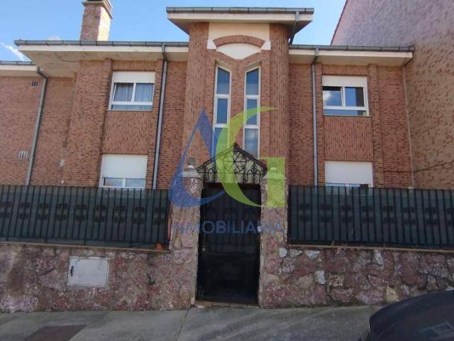 Chalet en venta en Navatejera, Villaquilambre
