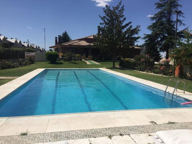 Villa en venta en Villares De La Reina