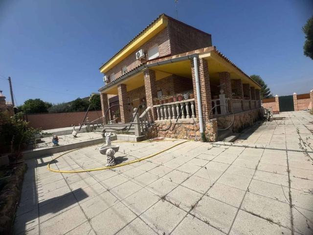 Villa en venta en Yuncos, Urbanización Cervantes