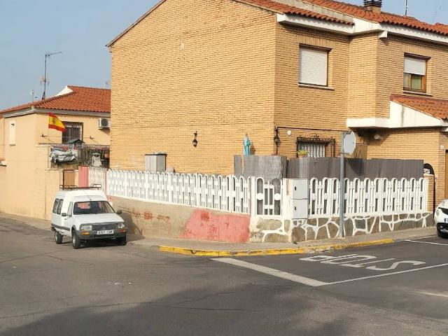 Villa en venta en Yuncos, Urbanización Cervantes