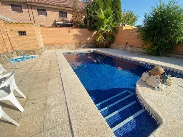 Villa en venta en Yuncos, Urbanización Cervantes