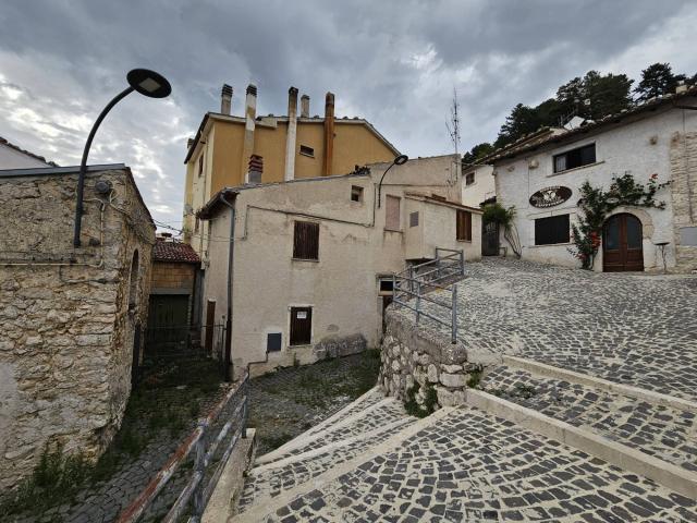Villa Indipendente in vendita a Castel Del Monte, Abruzzo