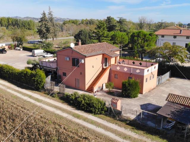 Villa Indipendente in vendita a Unione dei Comuni della Val Vibrata, Controguerra