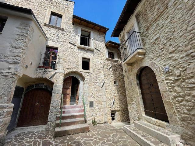 Villa Indipendente in vendita a Fontecchio, Abruzzo