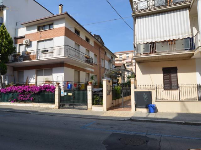 Villa Indipendente in vendita a Marina di sotto, Marche