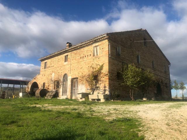 Villa Indipendente in vendita a Loro Piceno, Macerata