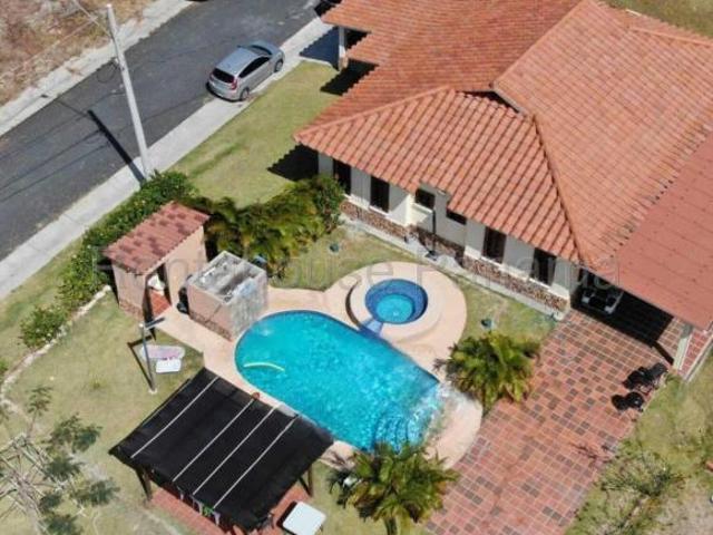 Casa con 4 recámaras en venta de 942 m²