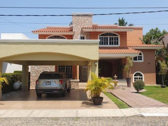 Casa con 810 m² de superficie de terreno, 6 recámaras en venta, Club Santiago