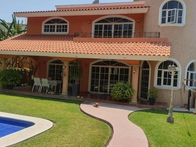 Casa con 810 m² de superficie de terreno, 6 recámaras en venta, Club Santiago