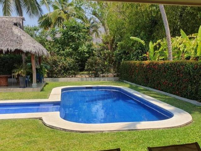 Casa con 810 m² de superficie de terreno, 6 recámaras en venta, Club Santiago