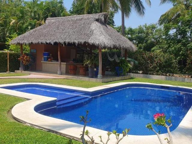 Casa con 810 m² de superficie de terreno, 6 recámaras en venta, Club Santiago