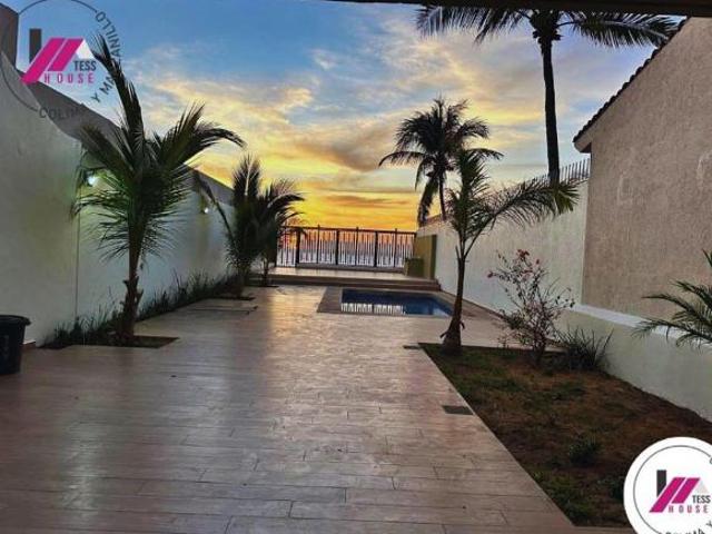 Casa con alberca a la orilla del Mar