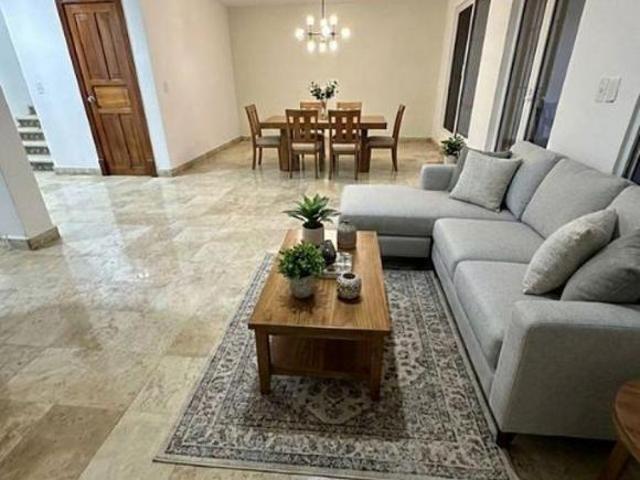 Casa con alberca a la orilla del Mar