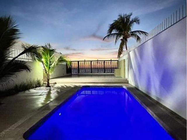 Casa con alberca a la orilla del Mar