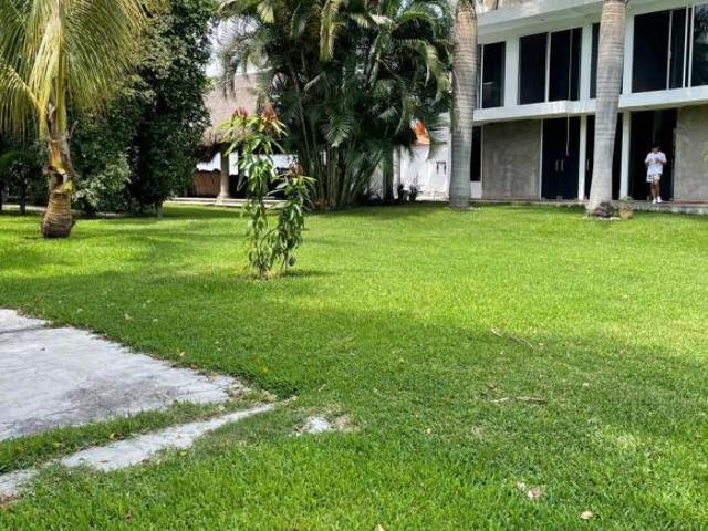 CASA CON BUNGALOW, CANCHA DE TENIS Y ALBERCA