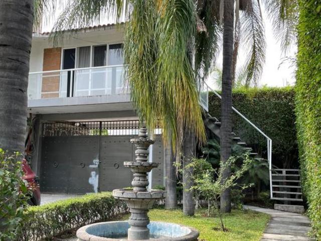 CASA CON BUNGALOW, CANCHA DE TENIS Y ALBERCA