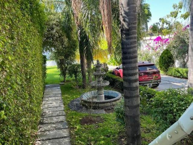 CASA CON BUNGALOW, CANCHA DE TENIS Y ALBERCA
