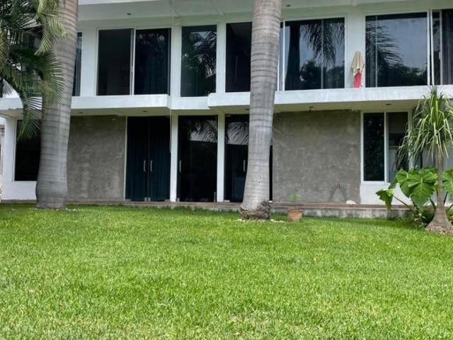 CASA CON BUNGALOW, CANCHA DE TENIS Y ALBERCA