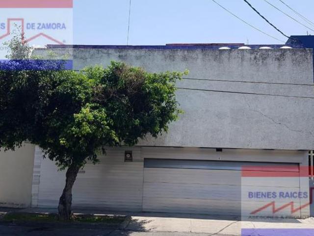 CASA CON EXCELENTE UBICACIÓN PARA FINES COMERCIALES DISPONIBLE EN VENTA