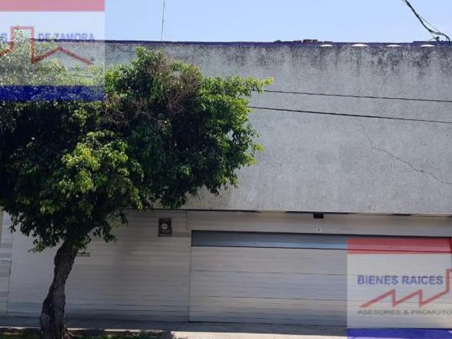 CASA CON EXCELENTE UBICACIÓN PARA FINES COMERCIALES DISPONIBLE EN VENTA