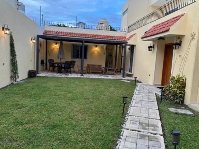 Casa con jardín, terraza y cochera techada, en venta, Urba, Cozumel