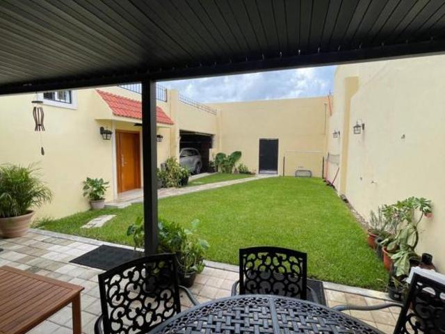 Casa con jardín, terraza y cochera techada, en venta, Urba, Cozumel