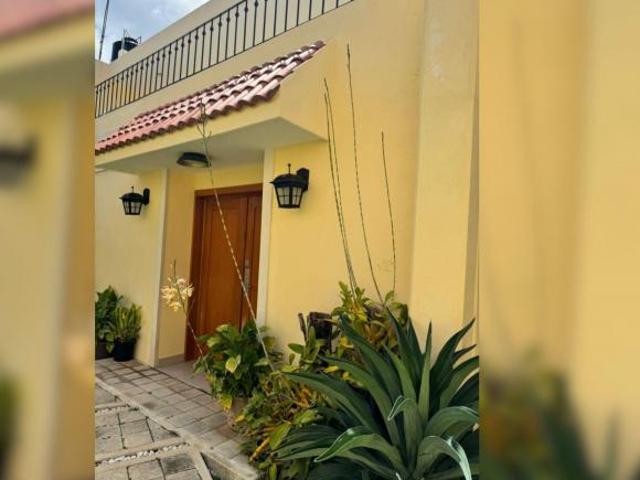 Casa con jardín, terraza y cochera techada, en venta, Urba, Cozumel