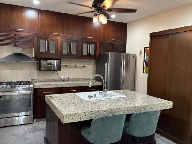 Casa con jardín, terraza y cochera techada, en venta, Urba, Cozumel