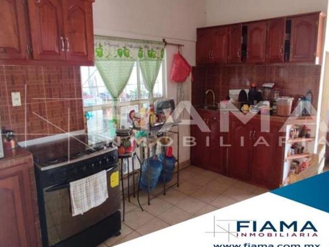 CASA CON SOLAR EN ZONA URBANIZADA, TUXPAN, NAYARIT