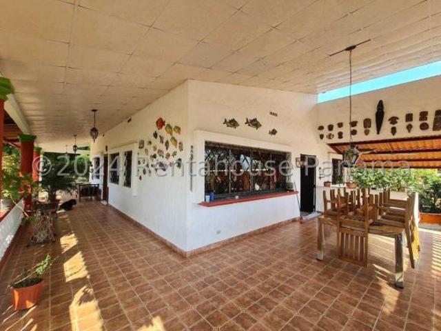 Casa con terreno de 1000 mt2 en Punta Barco, San Carlos, Panamá