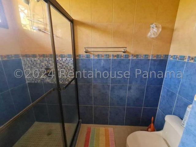 Casa con terreno de 1000 mt2 en Punta Barco, San Carlos, Panamá