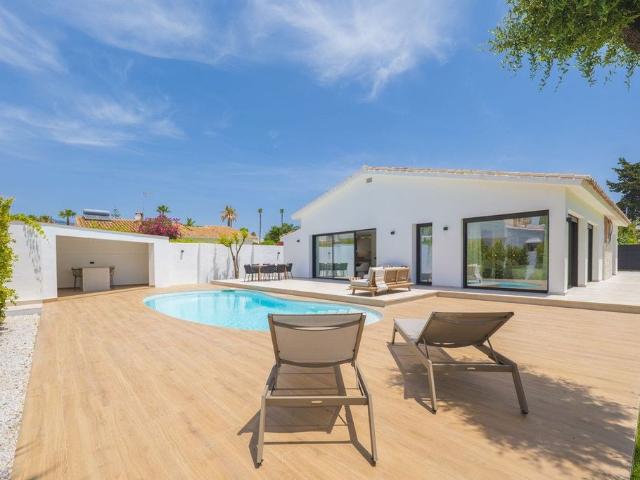 Casa en venta en Barriada Islas Canarias, Costa del Sol Occidental