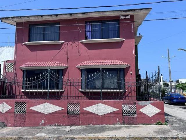 Casa de 2 niveles en venta ubicada en calle Carpinteros, Col. Santa Isabel, en Coatzacoalcos, Veracr