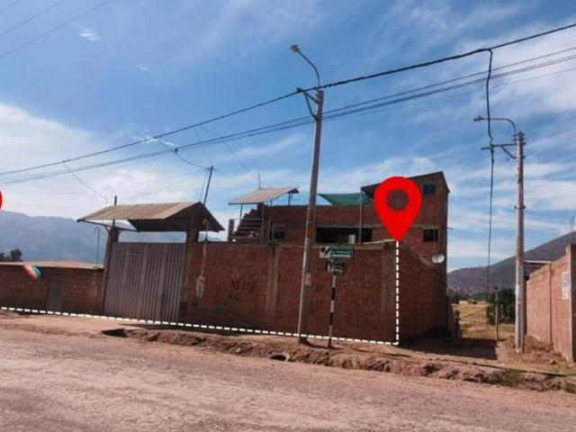 Casa De 3 Pisos En Esquina Sobre La Avenida Principal Con Cochera Y Patio