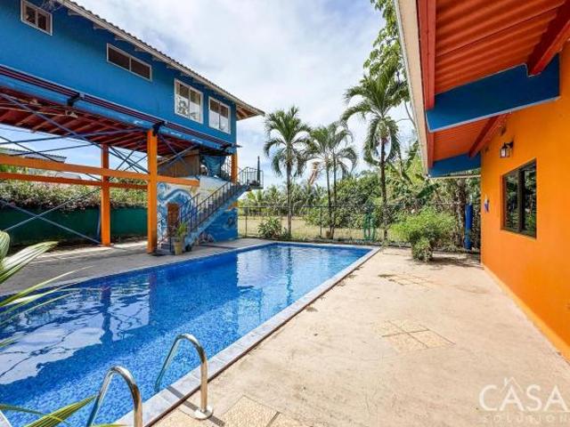 Precio Reducido! Casa de 4 dormitorios con piscina y casa de Huéspedes en Playa Las Lajas Chiriqui