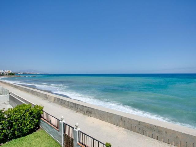 Casa en venta en Barriada Islas Canarias, Costa del Sol Occidental