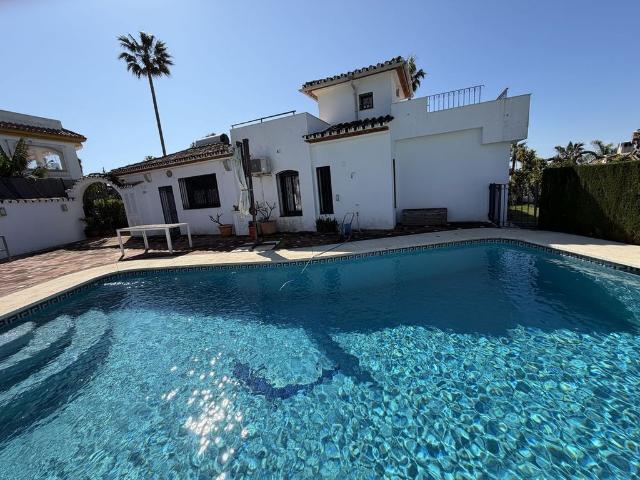 Casa en venta en Barriada Islas Canarias, Costa del Sol Occidental