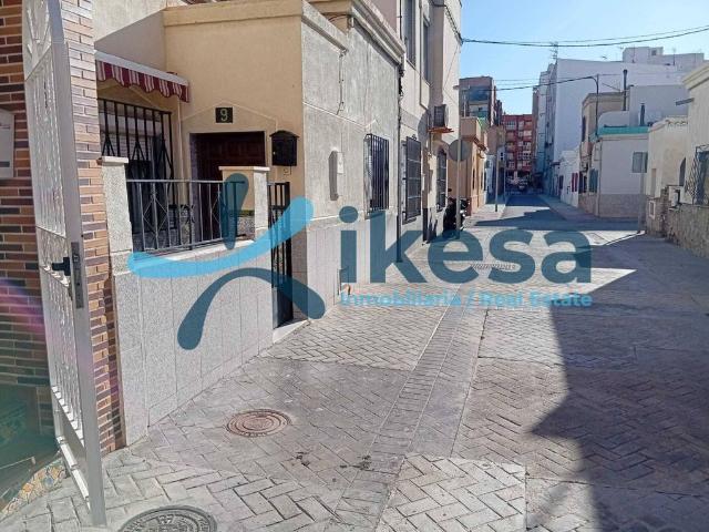 Casa en venta en El Zapillo, Almería
