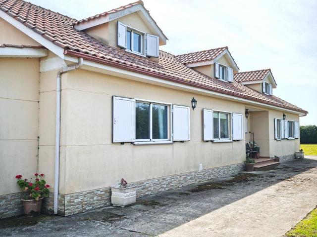 Casa en venta en Ares, Ferrol