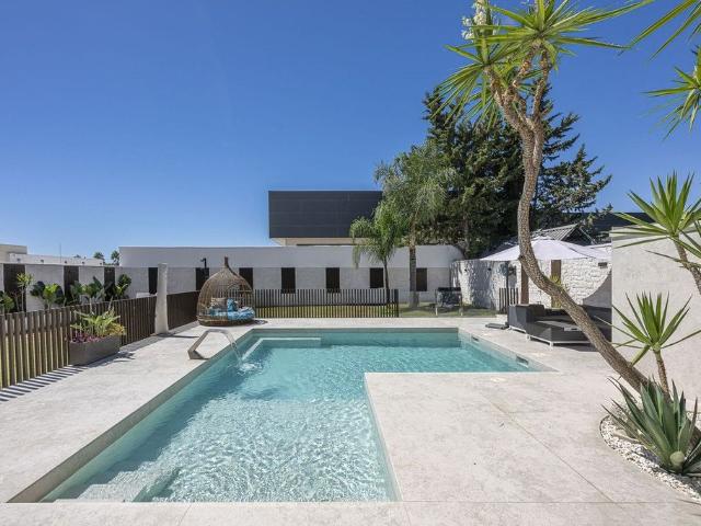 Casa en venta en Barriada Islas Canarias, Costa del Sol Occidental