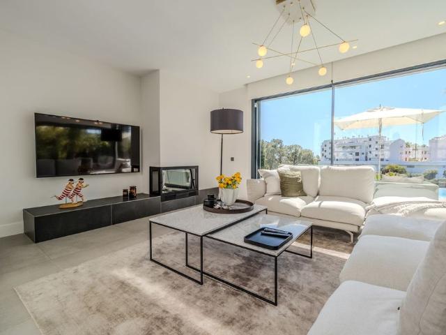 Casa en venta en Alcazaba Beach, Estepona